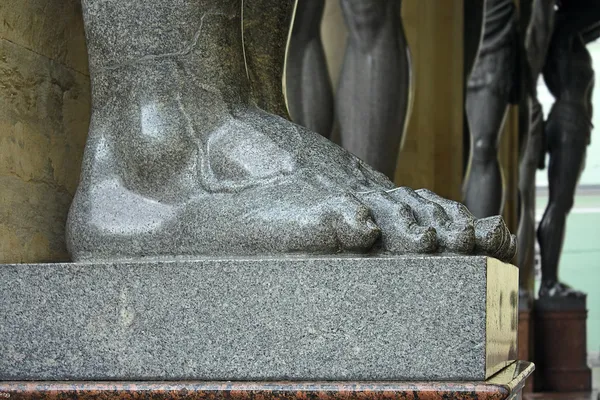 Um fragmento da estátua — Fotografia de Stock