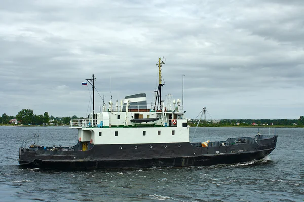 Een kleine vracht-en passagiersschepen — Stockfoto