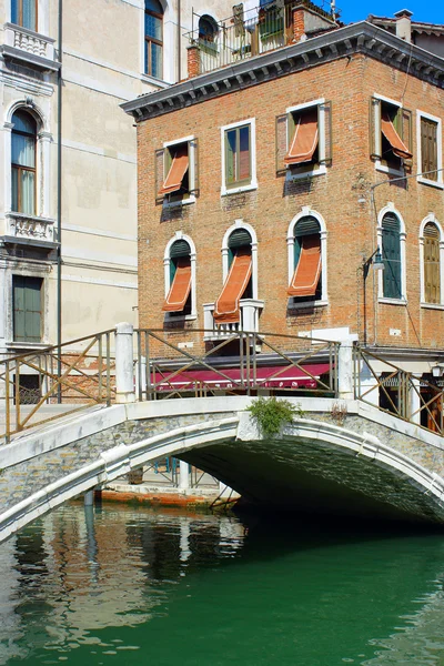 Venecia, puente de piedra y casa de ladrillo — Foto de Stock