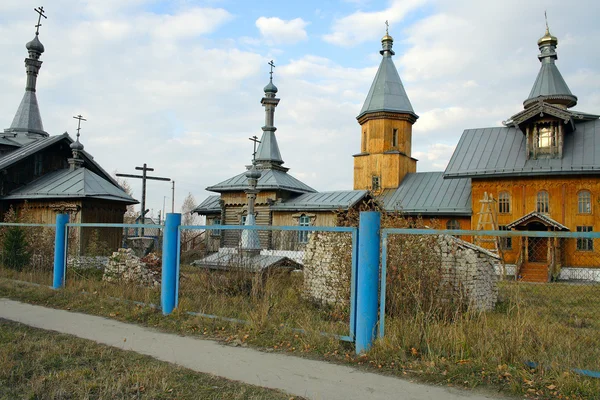 Kirken i den sibiriske landsby - Stock-foto