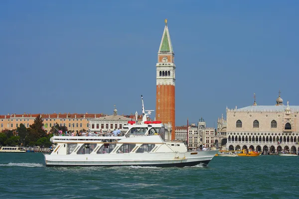 Venezia, barca da diporto — Foto Stock