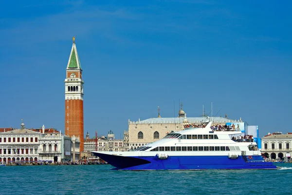 Venice, excursion catamaran — Stock Photo, Image