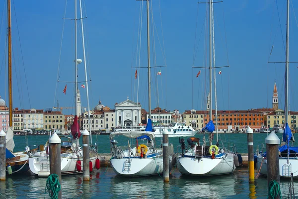 Benátky, parkovací jachty — Stock fotografie