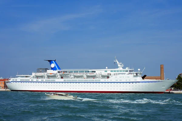 Cruiseschip op de pier — Stockfoto