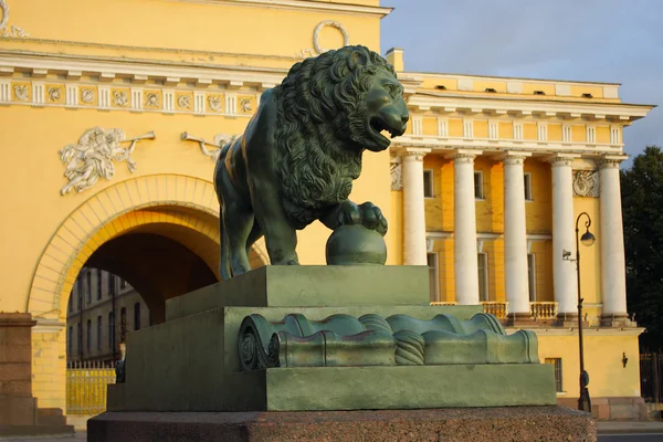 São Petersburgo, a figura de um leão cão de guarda — Fotografia de Stock