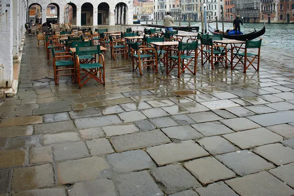 Benátky, déšť na rybím trhu oblasti — Stock fotografie