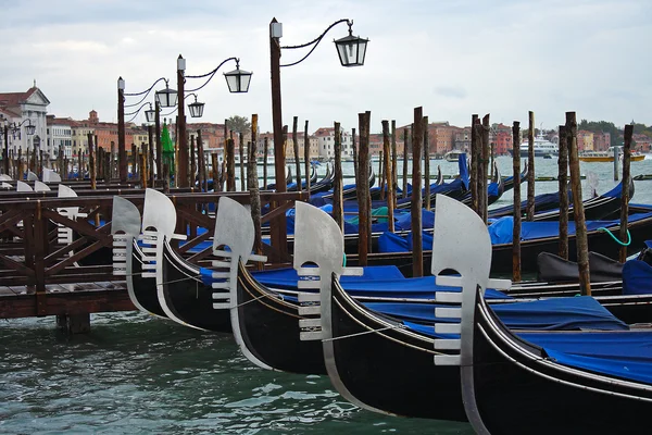Mattina a Venezia, gondole in banchina — Foto Stock