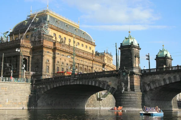 Praha, národního divadla a most lehii — Stock fotografie