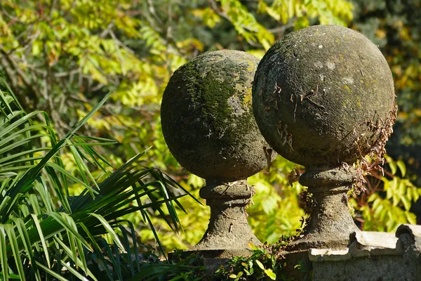 Palle di cemento sulla recinzione del giardino — Foto Stock