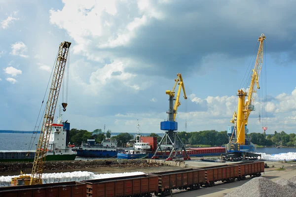 Puerto de carga en la ciudad de Vyborg — Foto de Stock