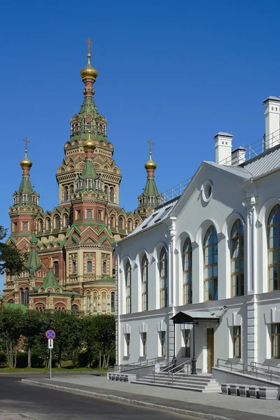 Петергоф, вид на собор Св. Петра и Павла — стоковое фото