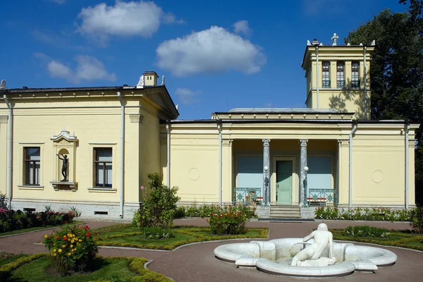 Peterhof, der Kaiserpavillon — Stockfoto