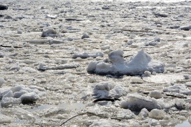 Nehirde buz sürükleniyor.