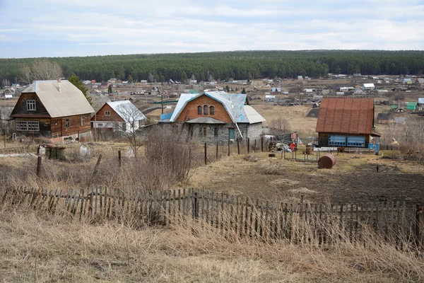 Siberische dorp in het voorjaar — Stockfoto