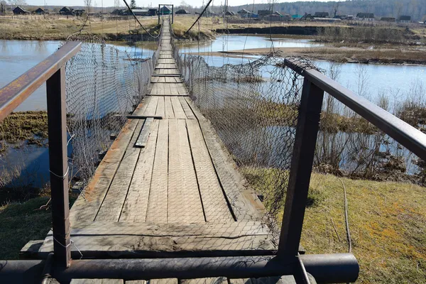 De opgeschort voetgangersbrug — Stockfoto