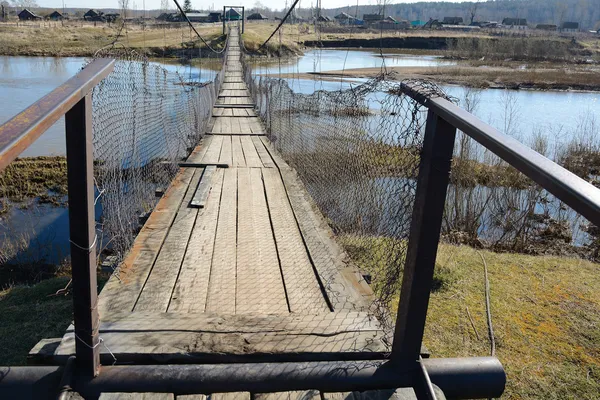 The suspended pedestrian bridge — Stock Photo, Image