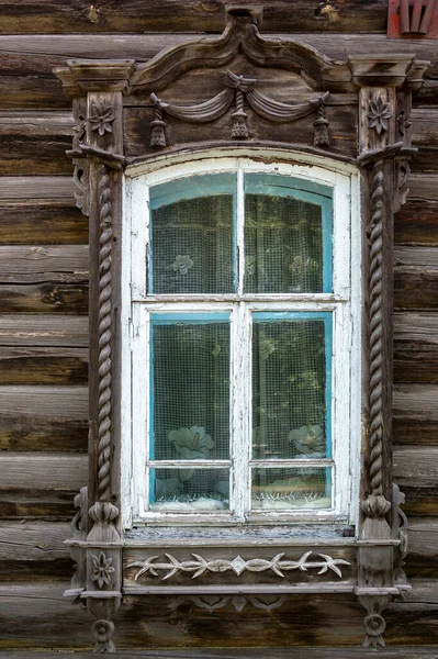 Tomsk Okno Zdobené Dřevěnými Řezbami Staré Činžovní Budově — Stock fotografie