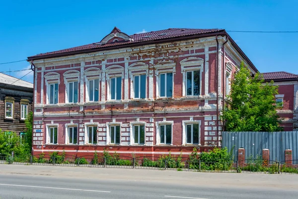 トムスク ボイコワ通りの古いレンガ造りのアパートの建物 — ストック写真