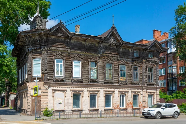 トムスク ヴォイコヴァ通りの古いアパートの建物 — ストック写真