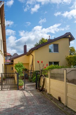 Arka bahçesi Kalininingrad bölgesindeki Zelenogradsk tatil köyünde küçük bir bahçe.