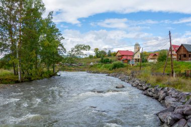 Altai Dağları 'ndaki Sema Nehri kıyısındaki Kamlak köyü.