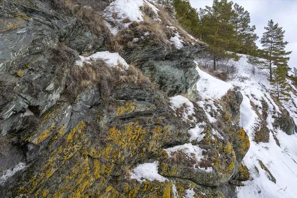 Roccia Sulla Riva Del Fiume Tom Coperto Neve Regione Kemerovo — Foto Stock