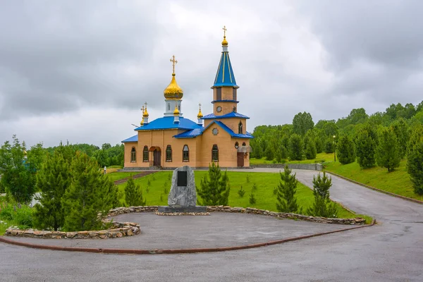 街の近くにあるギャヴリロフスキーの聖春サレールは正教会観光の人気のある場所です ケメロヴォ地方 クズバス — ストック写真