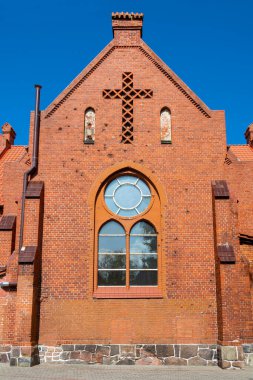 Kalininingrad bölgesindeki Zelenogradsk tatil köyünde, Tanrı 'nın Dönüşümü Ortodoks Kilisesi' nin ön cephesinin bir parçası.