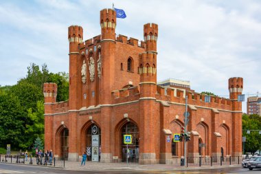 Kaliningrad, Rusya-25 Ağustos 2021: Antik kırmızı tuğla şehir Kraliyet kapısı, Kaliningrad bölgesi, Russi