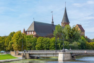 Kaliningrad, Pregolya Nehri üzerindeki Tahta köprü manzarası ve Katedral, Kalininingrad bölgesi