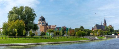Kaliningrad, Pregolya Nehri 'nin karşısındaki Amiral Haraçlar' ın Kaliningrad bölgesinden panoramik manzara.