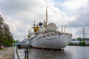 Kaliningrad, Rusya-27 Ağustos 2021, Dünya Okyanusu Kaliningrad Bölgesi Müzesi tarihi filosunun seti üzerine araştırma gemisi 