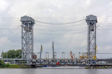 Kalininingrad, Pregolya Nehri üzerindeki iki katlı köprüyü görüyor musun?