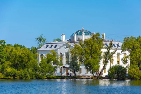 在一个晴朗的日子里 彼得霍夫 奥尔加池塘岸边的一座行政大楼 — 图库照片