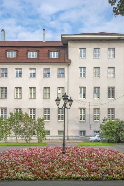 Kaliningrad; Mira Bulvarı 'ndaki bahçede begonyalı ve dekoratif sokak lambalı çiçek tarhı