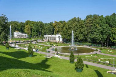Peterhof, Rusya-30 Ağustos 2021: Park topluluğu, Peterhof Sarayı 'nın terasından manzara, Saint Petersburg, Russi