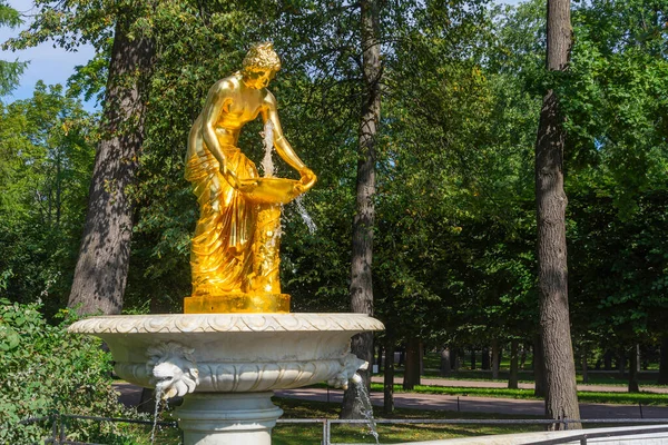 Aşağı Park Yaldızlı Bir Heykeli Olan Çeşme — Stok fotoğraf