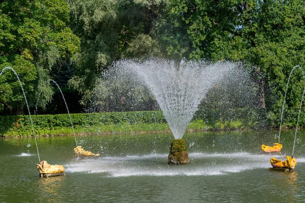 Peterhof, Rusya-30 Ağustos 2021: Sand Pond, Peterhof, Saint Petersburg, Russi