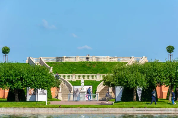 2021年8月30日 俄罗斯彼得霍夫 位于维纳斯花园 下公园 彼得霍夫 圣彼得堡 鲁西的土墙楼梯 — 图库照片