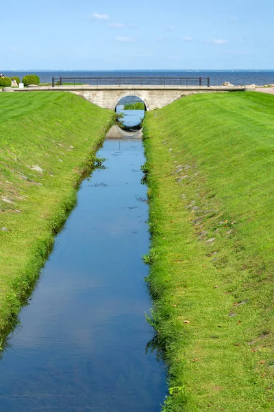 ピーターホーフはバルト海のフィンランド湾に橋が架かっている小さな運河です — ストック写真