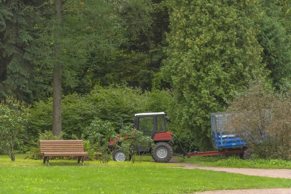 Trator Usado Para Trabalho Pesado Grande Jardim Verão — Fotografia de Stock