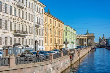   Saint Petersburg, Rusya-31 Ağustos 2021: Bank Bridge 'den Kanlı Kurtarıcı Kilisesi' ne doğru görüş, Saint Petersburg, Rusya