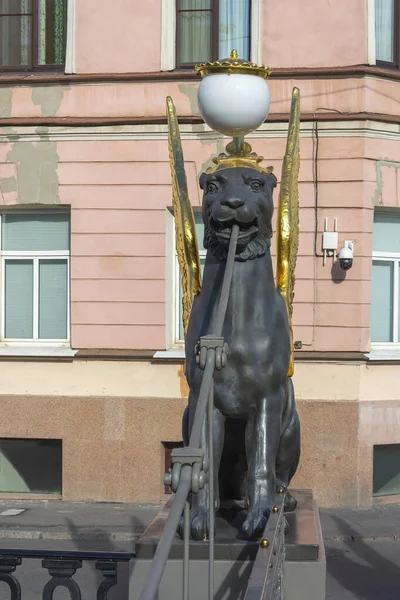 San Pietroburgo Una Statua Grifone Con Ali Dorate Sul Ponte — Foto Stock