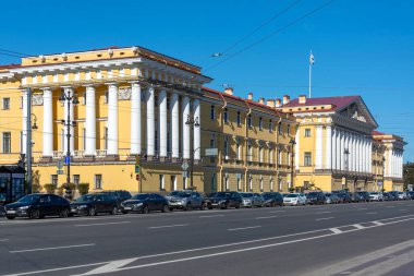 Saint Petersburg, Rusya 1 Eylül 2021 Saray Köprüsü 'nden tarihi Donanma Binası, Saint Petersburg, Russi