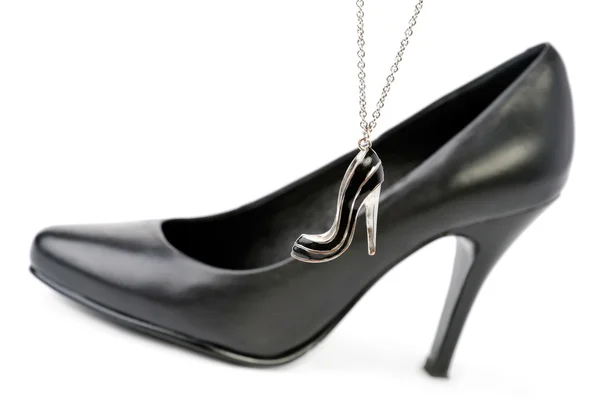 Zwarte hoge schoenen en ketting — Stockfoto