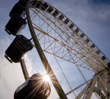 Güneş ışını ile büyük dönme dolap