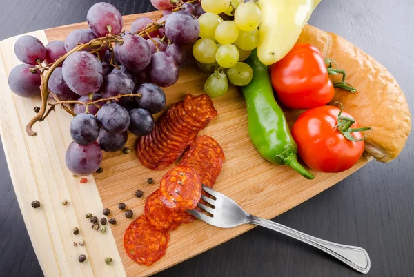 Salami, uva y verduras Imágenes de stock libres de derechos