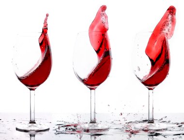 Üç bardak kırmızı şarap