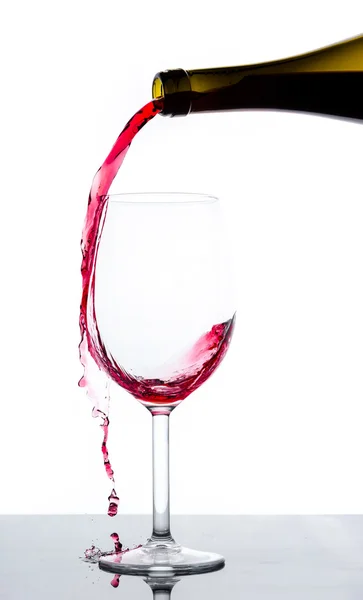 Červené víno stéká z láhve — Stock fotografie