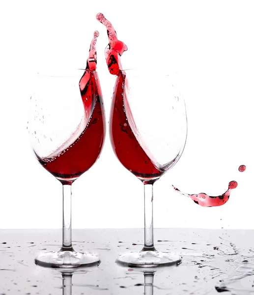 Spruzzi di vino rosso in due bicchieri — Foto Stock